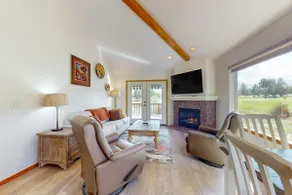 Charming waterfront townhouse with fireplace pool hot tub & washerdryer - Image 2