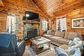 Bear Hug Lodge - Image 2