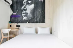Art, Location, Quiet, Balcony, Perfect for 3 - Image 2