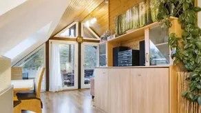 Vacation home with lake view - Image 3