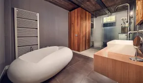 56. Riverside House ~ Bath tub ~ Monument - Image 2