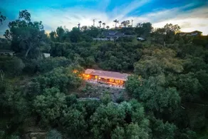 City Getaway • Hot Tub • Fire Pit • BBQ • Arcade - Image 3