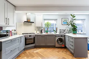 Modern and Spacious Colliers Wood Home - Image 2