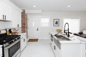 Upgraded 1 BR Condo - 2 Blocks to Waterfront! - Image 2