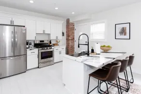 Upgraded 1 BR Condo - 2 Blocks to Waterfront! - Image 4