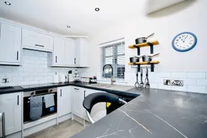Luxury Two Bed Suite - Walk to Trentham Gardens! - Image 4
