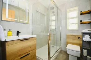 Luxury Two Bed Suite - Walk to Trentham Gardens! - Image 3