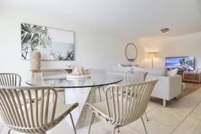 Chic 2 bdrm Poolside Apartment - Image 5