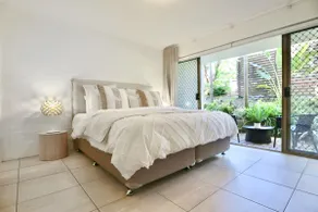 Chic 2 bdrm Poolside Apartment - Image 4