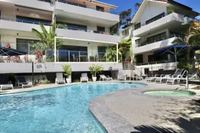 Chic 2 bdrm Poolside Apartment - Image 2