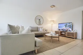 Chic 2 bdrm Poolside Apartment - Image 3