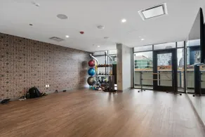 Stylish 2BR Retreat in Fulton Market for Getaways - Image 4