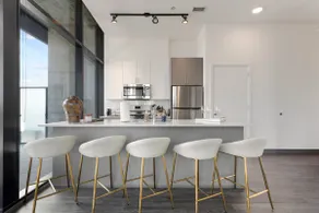 Stylish 2BR Retreat in Fulton Market for Getaways - Image 2