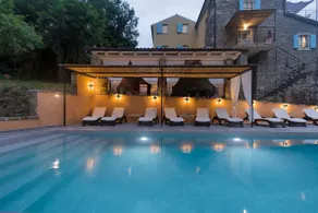 Hermosa villa en Istirán con capacidad para 12 personas y piscina privada. - Image 4