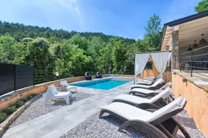 Hermosa villa en Istirán con capacidad para 12 personas y piscina privada. - Image 5