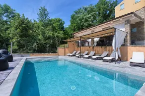 Hermosa villa en Istirán con capacidad para 12 personas y piscina privada. - Image 3