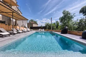 Hermosa villa en Istirán con capacidad para 12 personas y piscina privada. - Image 2