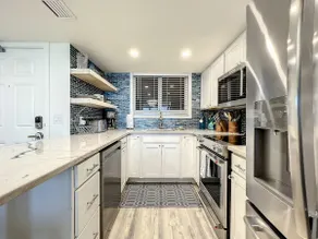 Oceanfront condo with balcony & pool - Image 3