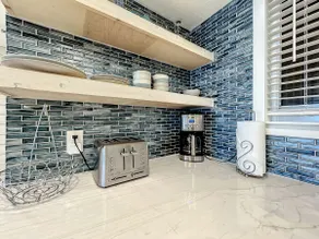 Oceanfront condo with balcony & pool - Image 4