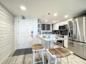 Oceanfront condo with balcony & pool - Image 2