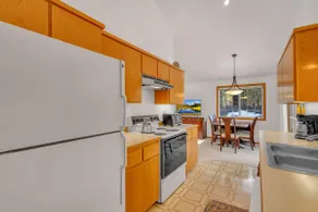 One Level, 3beds located near the river w/trails! - Image 4