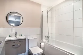 Modern & Stylish 2 Bed Apartment in Manchester - Image 5