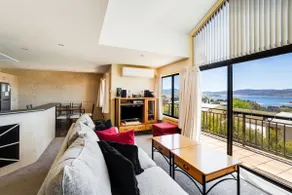 3BR Townhouse l Lake Views l Spa Bath l WiFi l BBQ - Image 3