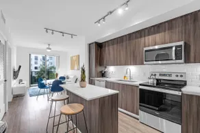 Sleek Doral Retreat 1 Bed Oasis With Free Parking - Image 2