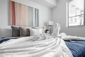 Sleek Doral Retreat 1 Bed Oasis With Free Parking - Image 5