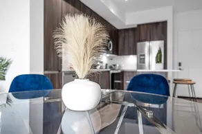 Sleek Doral Retreat 1 Bed Oasis With Free Parking - Image 3