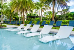 Sleek Doral Retreat 1 Bed Oasis With Free Parking - Image 4
