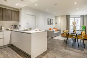 Stunning 2 Bed in Battersea w/ Pool, Gym & Rooftop - Image 5