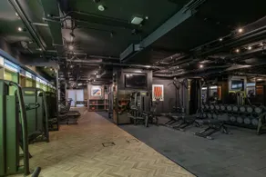 Stunning 2 Bed in Battersea w/ Pool, Gym & Rooftop - Image 2