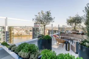 Stunning 2 Bed in Battersea w/ Pool, Gym & Rooftop - Image 4