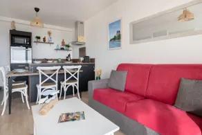 Apartment for 3 facing the sea, beach + swimming pool - Image 4
