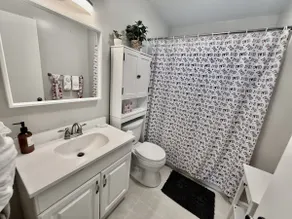 3BR | Spacious | Close to Restaurants & Stores - Image 5