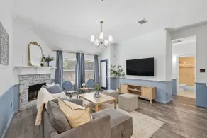 The Blue Holly - Bright & Spacious with a Pool - Image 3
