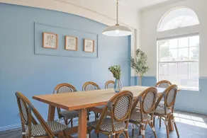 The Blue Holly - Bright & Spacious with a Pool - Image 4