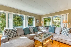 Delightful home near the beach with private deck, - Image 2