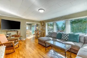 Delightful home near the beach with private deck, - Image 3