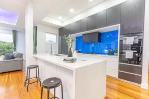 Luxury 5BD house w water view in Melrose Park - Image 5