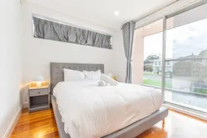 Luxury 5BD house w water view in Melrose Park - Image 4
