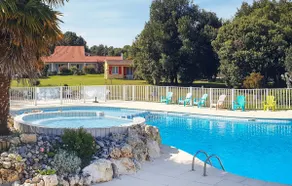 Lovely Holiday Home in Saint-Savinien with Garden - Image 2
