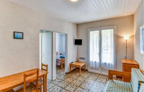 Lovely Holiday Home in Saint-Savinien with Garden - Image 3