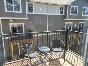 Stylish Family Townhome with Relaxing Deck Views - Image 3