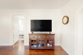 2BR Craftsman near beach with enclosed yard - Image 5