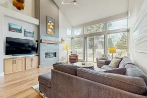 Centrally located townhome with pool & hot tub access - near golf & skiing - Image 5
