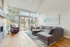 Centrally located townhome with pool & hot tub access - near golf & skiing - Image 2
