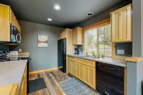 Lovely home with deck, shared pool, gym, hot tub, - Image 3