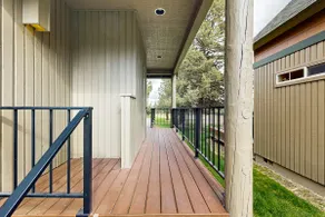 Lovely home with deck, shared pool, gym, hot tub, - Image 2